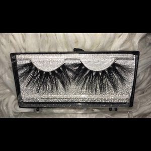 Lashes.  IG@beautylashesby__priscy